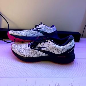 Women’s brooks shoes